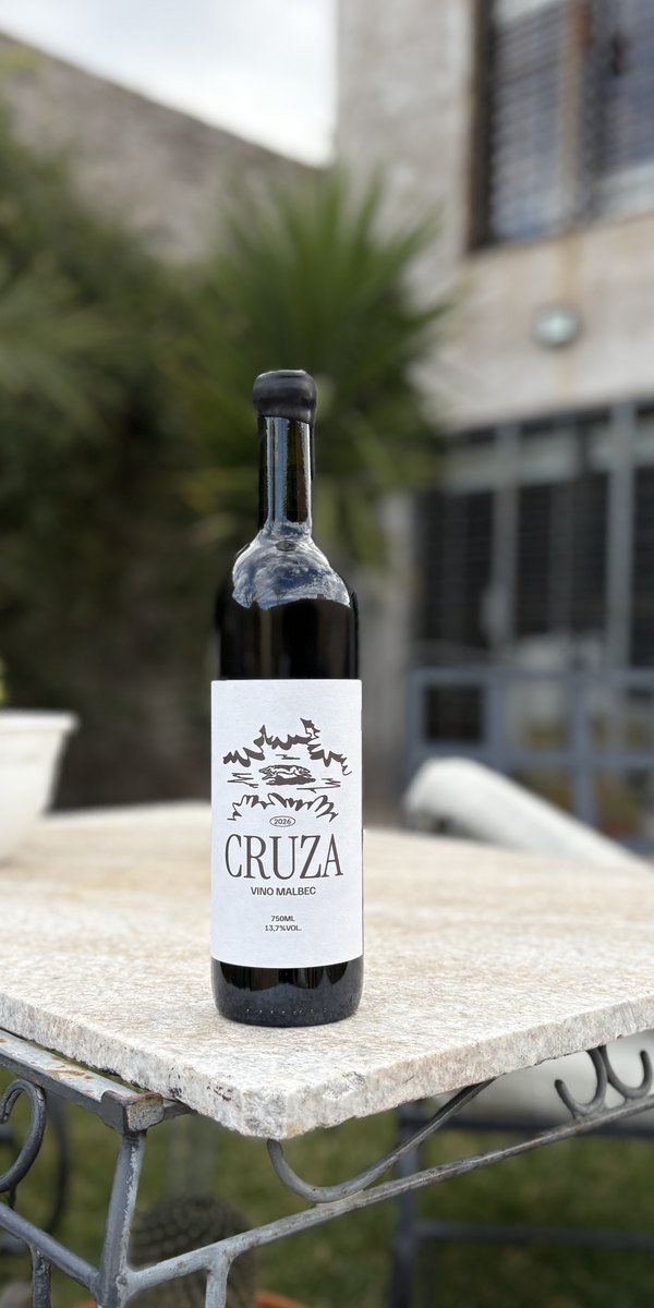 Botella de Perro Criollo Cruza sobre una mesa de patio